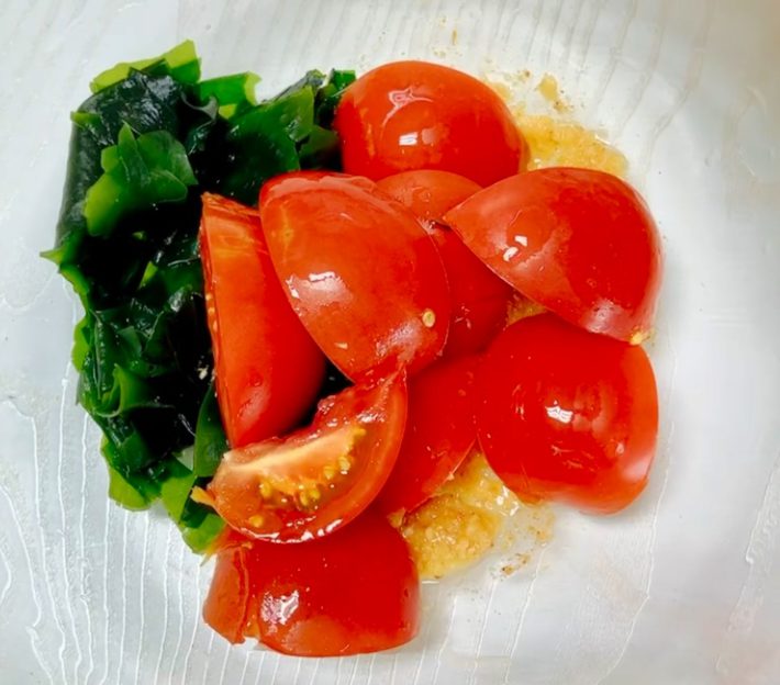 作り方①・やみつき腸活トマわかサラダ