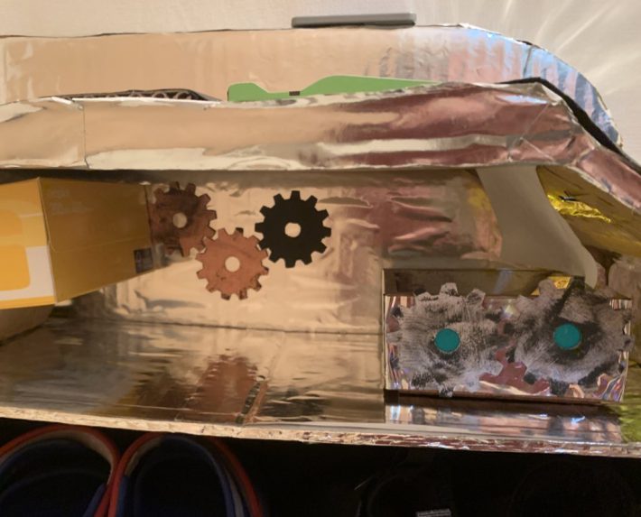 ダンボール製の改札機