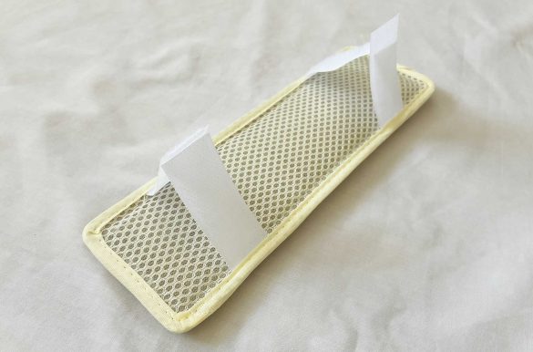 最初は面ファスナーが閉じようとする力が働き、やや装着にコツが必要。時間に余裕を持って装着を