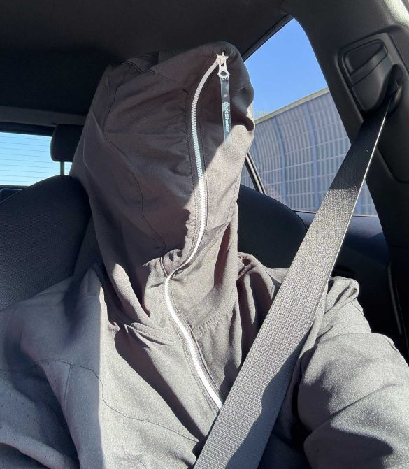 車の助手席にフルジップで乗ってみると、やっぱり怪しげ