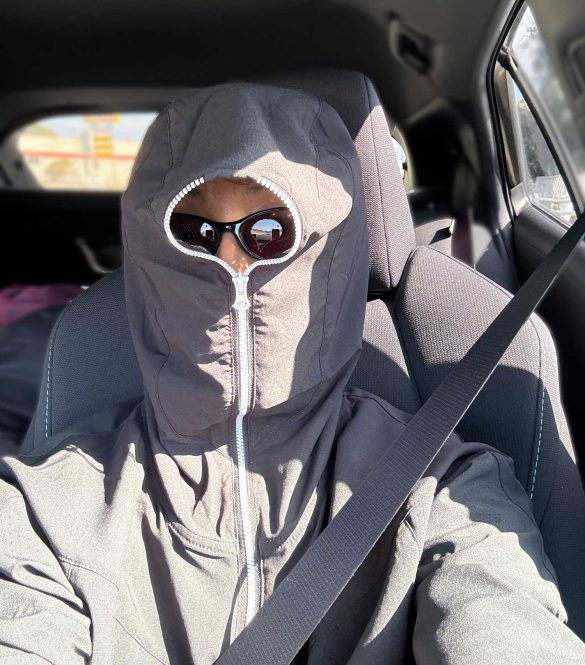 ファスナーを少し開けて、サングラスを合わせた。これはこれで不審者？