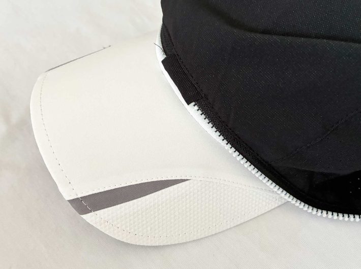 ファスナーのギザギザがキャップに引っかかって、多少の風が吹いてもぬげません