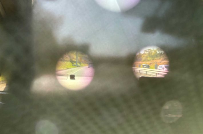 フードメッシュ部分の内側から見える景色