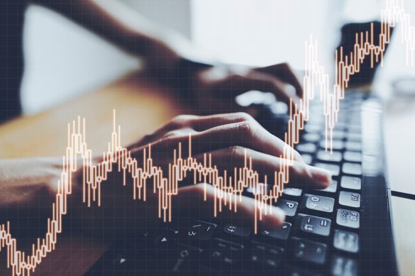 女性とチャート　投資