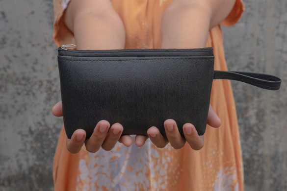 ポーチを手に持つ女性