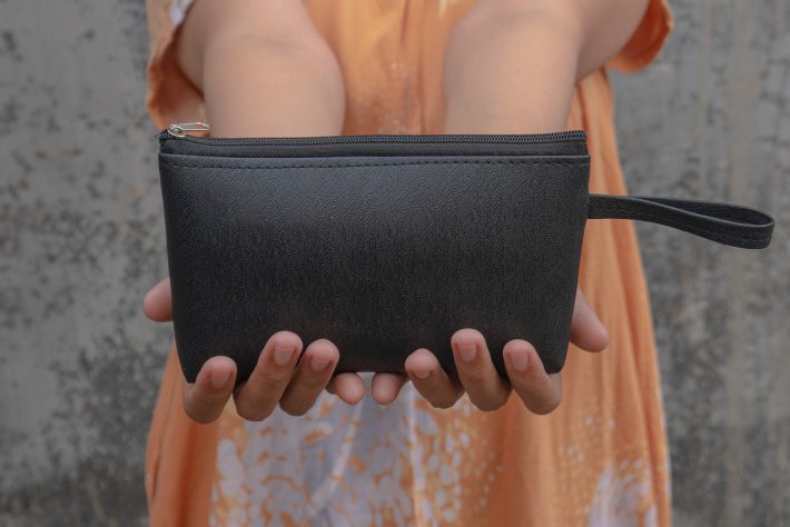 ポーチを手に持つ女性