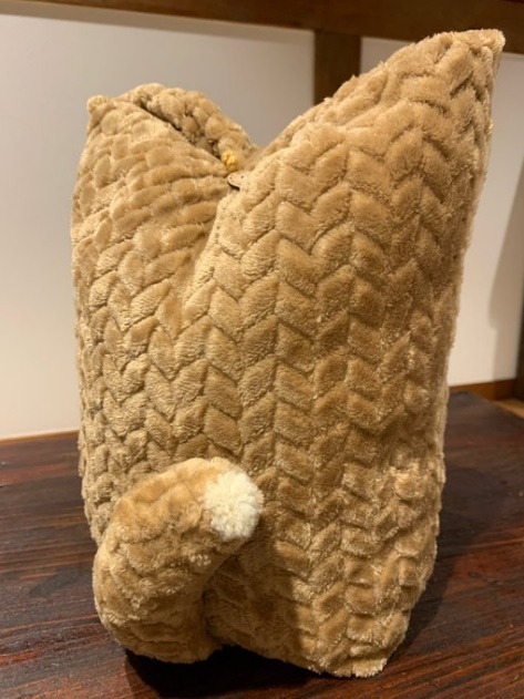 りんくんの後ろ姿に似せて作った骨壺カバー