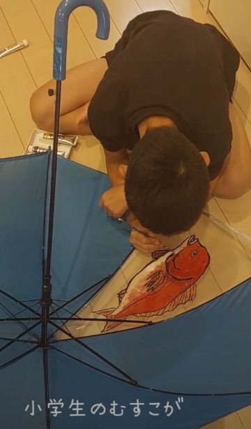 傘に鯛の絵を描く息子さん