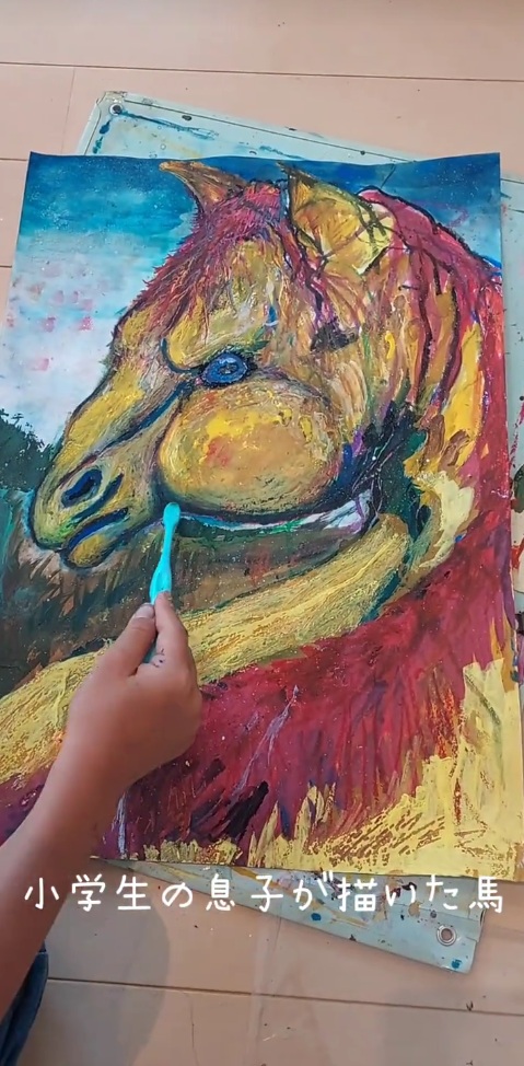 本人もお気に入りの馬の絵。カラフル！