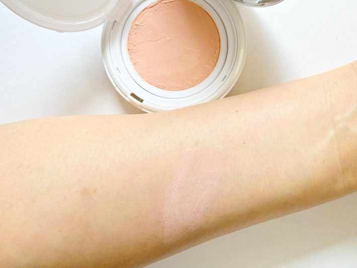 肌に塗布するとさらさらのパウダーに