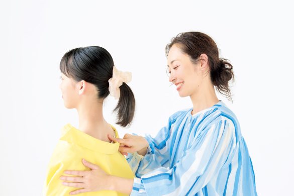 娘の背中ケアをする女性