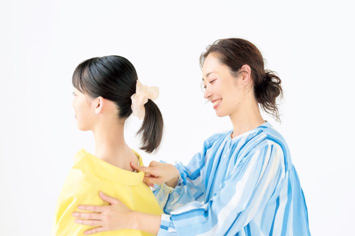 娘の背中ケアをする女性