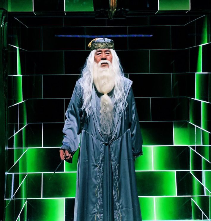 （画像1）魔法省の暖炉に佇むアルバス・ダンブルドア校長……のコスプレをした異世界おじいちゃん