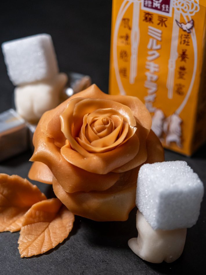 「森永ミルクキャラメル」5個を使って製作したバラ