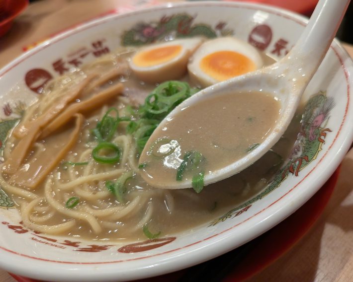 スープをれんげですくう