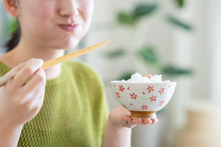 朝食にご飯を食べる女性