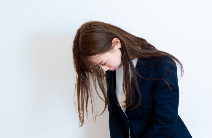 頭を下げる女性