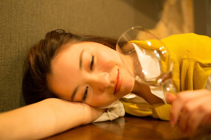 酔っ払う女性