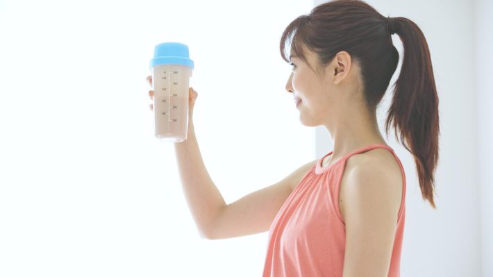 プロテインを飲む女性