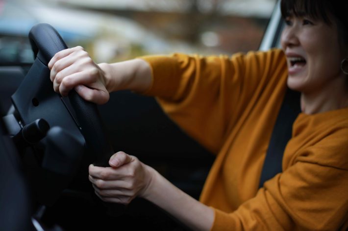 急ハンドルを切る女性
