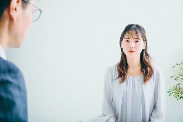 男性と話す女性