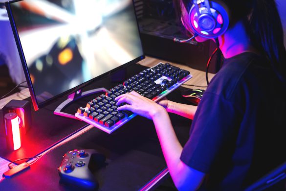 ゲームをする女性