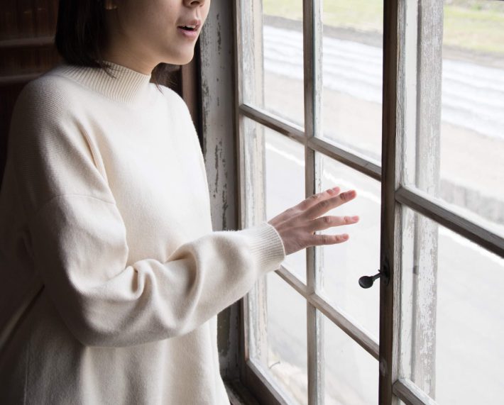 窓の外を見る女性