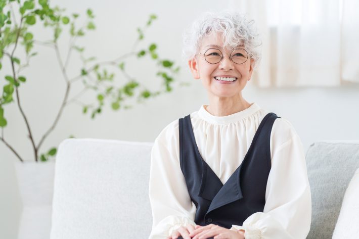 笑顔のシニア女性