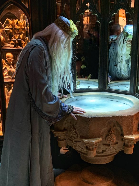 （画像7） 校長室に置かれた「憂いの篩」を覗き込むダンブルドア校長