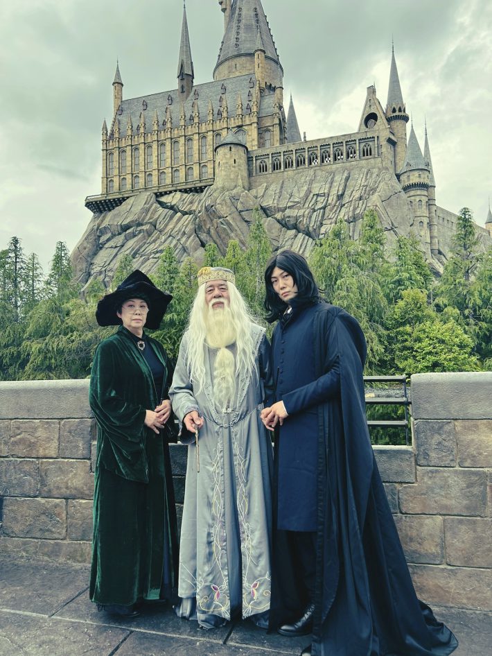 （画像2）USJにあるホグワーツ城をバックに、家族3人で
