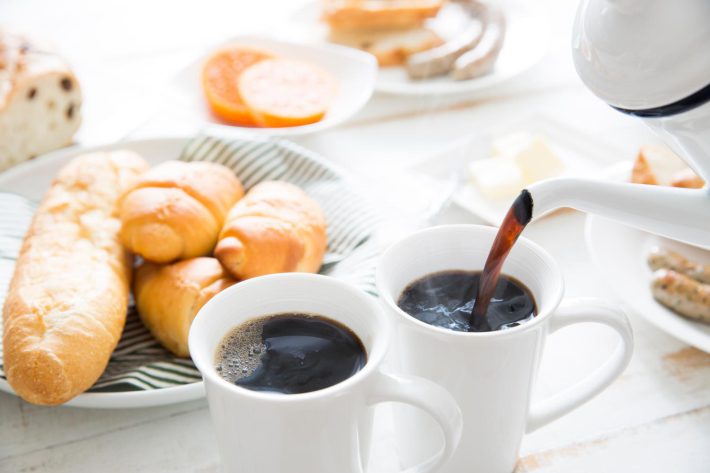 パンやコーヒーなどの朝食