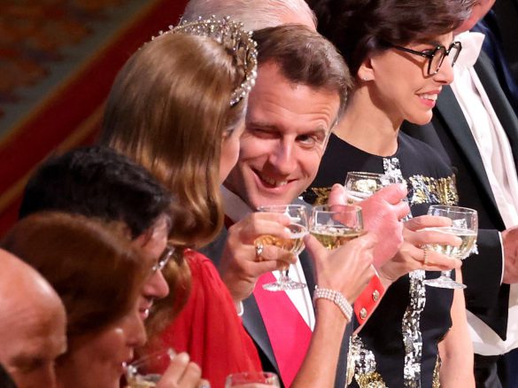 キャサリン皇太子妃にウィンクするマクロン大統領