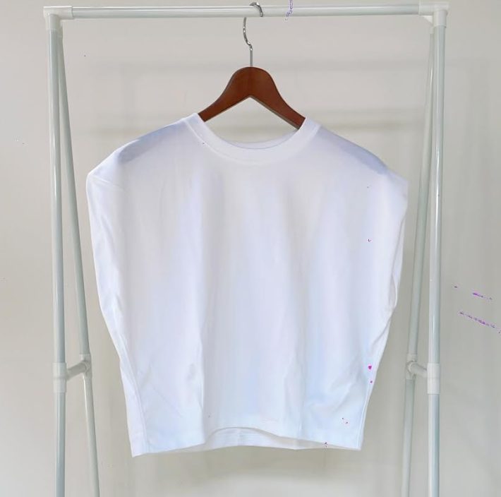 今っぽいコーデを楽しむなら「GU」のドライウエストタックTシャツ