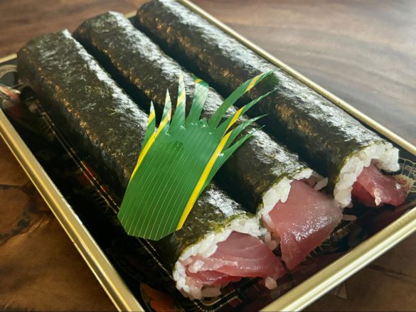 「魚萬中巻　（鉄火）」853円（税込）