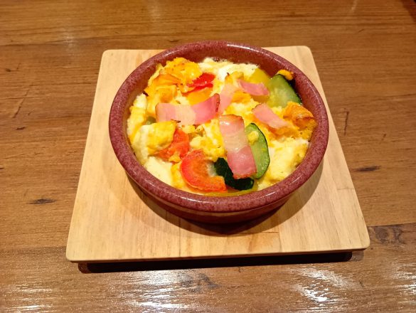 彩り野菜のとろとろチーズオムレツ