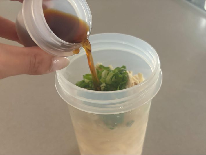 「トッピングカップ付きランチカプセル」