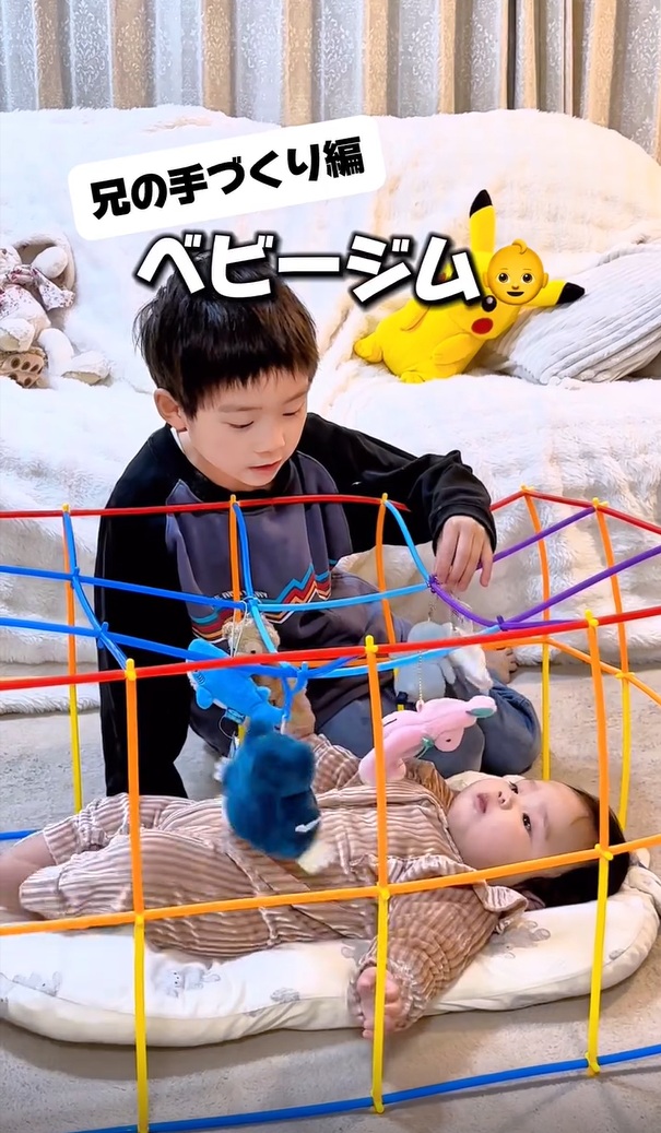 ジムが壊れないように軽いぬいぐるみを吊り下げた