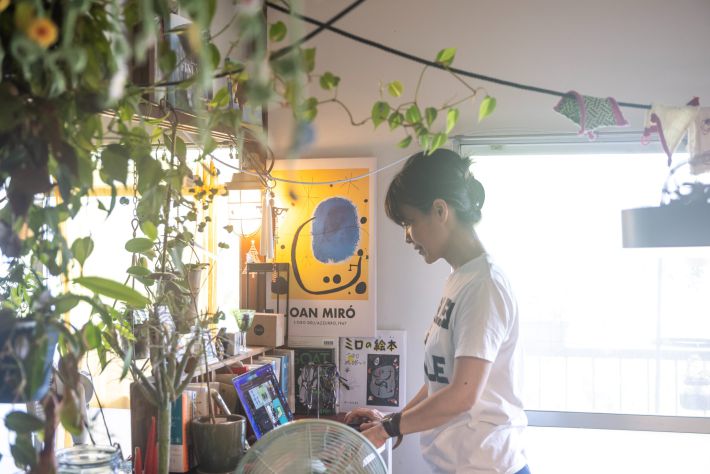 作業スペースには門柱用の間接照明を取り付けている