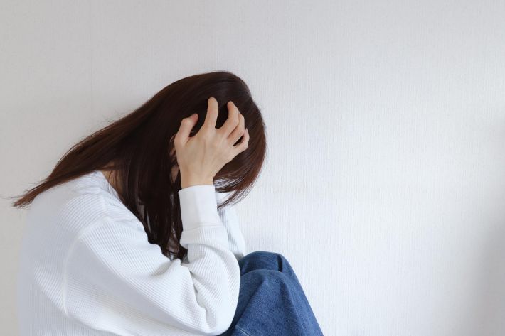 ショックを受ける女性