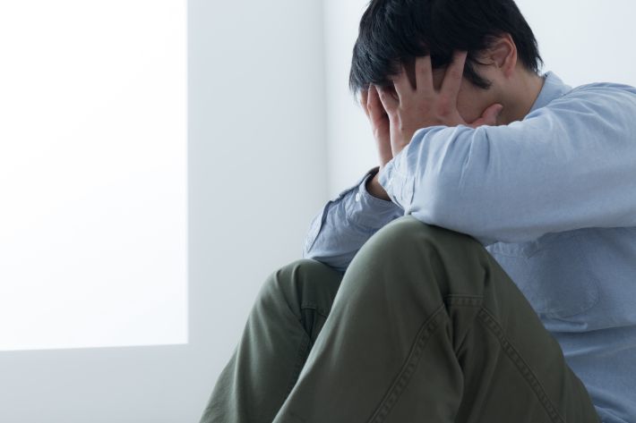 若い男性　困る　ショック