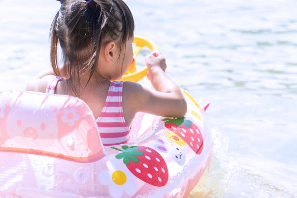 海で遊ぶ子ども 海水浴・浮き輪