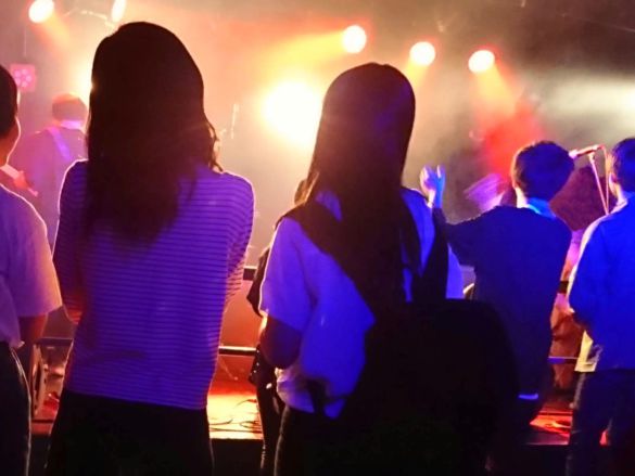 女性アイドルを推す女性