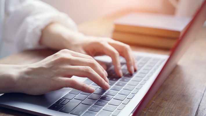 キーボードをタイピングする女性