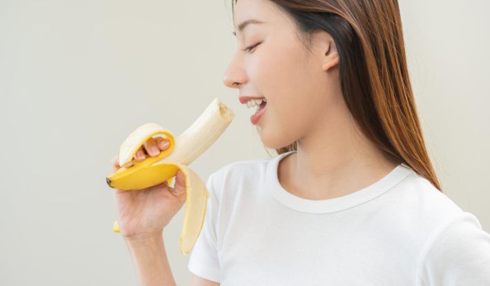 バナナを食べる女性