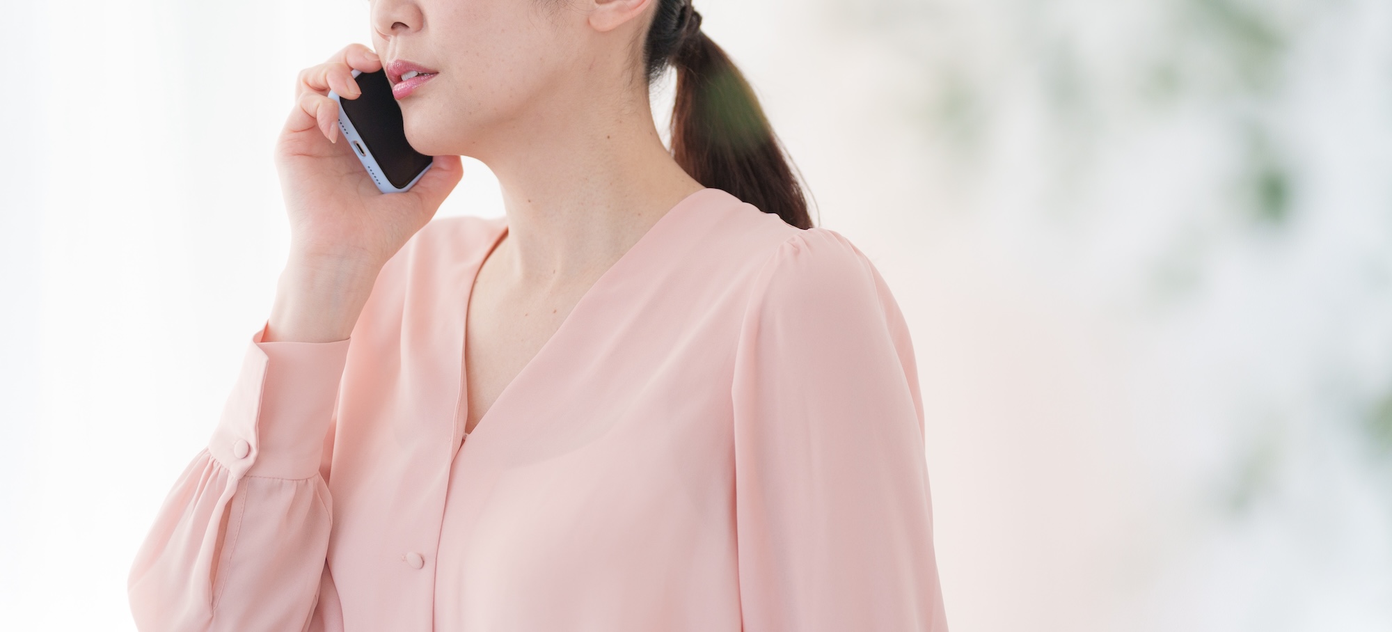 スマホで通話する女性