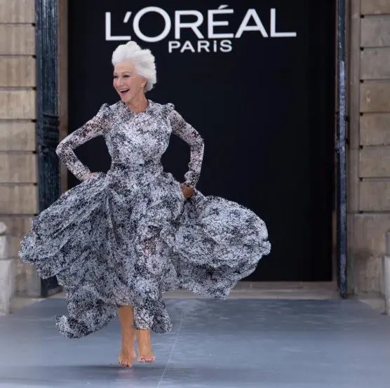 2019年のパリコレのショーに出演したヘレン