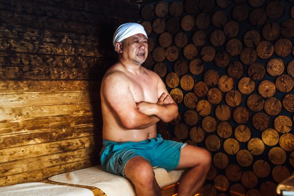 サウナに入るケンドーコバヤシさん