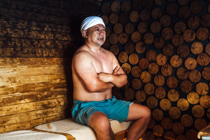 サウナに入るケンドーコバヤシさん