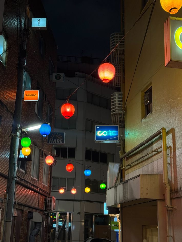 新宿二丁目。レズビアンバーが多く立ち並ぶ「百合の小道」と呼ばれる道