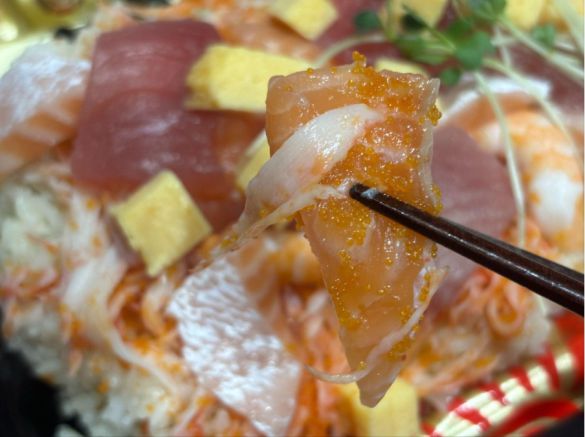 「漁萬 海鮮たっぷりちらし寿司」1825円（税込）